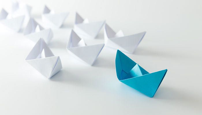 Dekorativt arkivbillede af små papirskibe