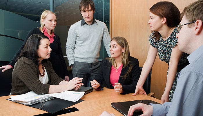 Dekorativt arkivbillede af en gruppe mennesker i et møde